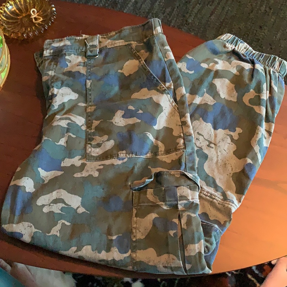 Women’s camo cargo pant
